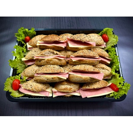 Πιατέλα 18 τμχ μικρές μπαγκέτες πολύσπορες ζαμπόν, γκούντα και αρωματική σως βασιλικού