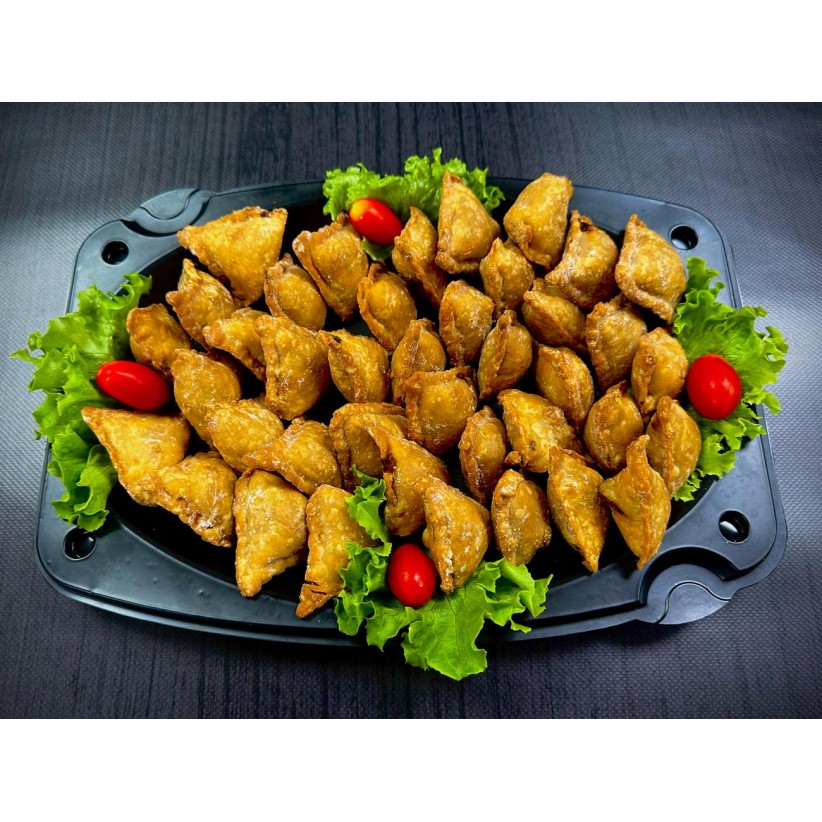 Πιατέλα 40 τμχ vegan ινδικά samosas με φρέσκα λαχανικά και κάρυ