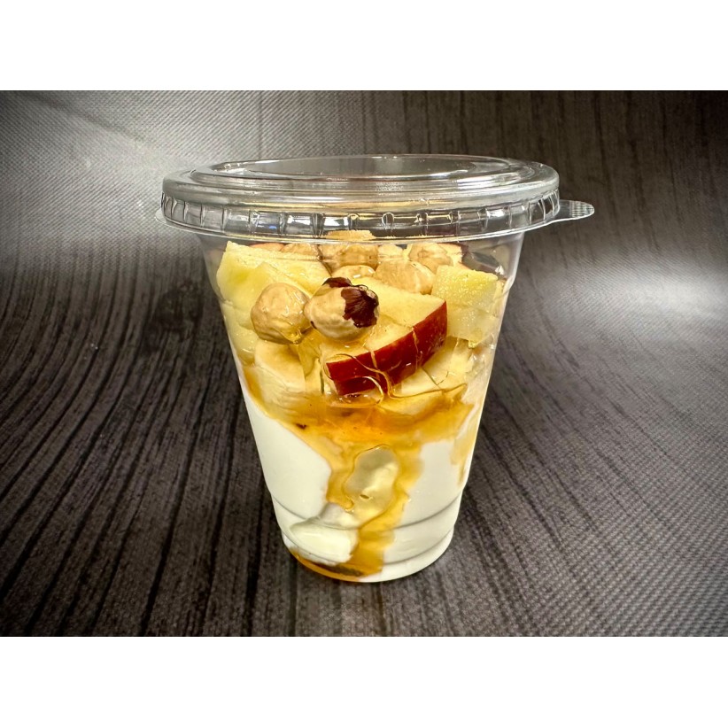 Γιαούρτι φρέσκα φρούτα, μέλι και φουντούκια