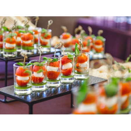 Μενού για πάρτυ γάμου 30 ατόμων σε πιατέλες χωρίς σέρβις