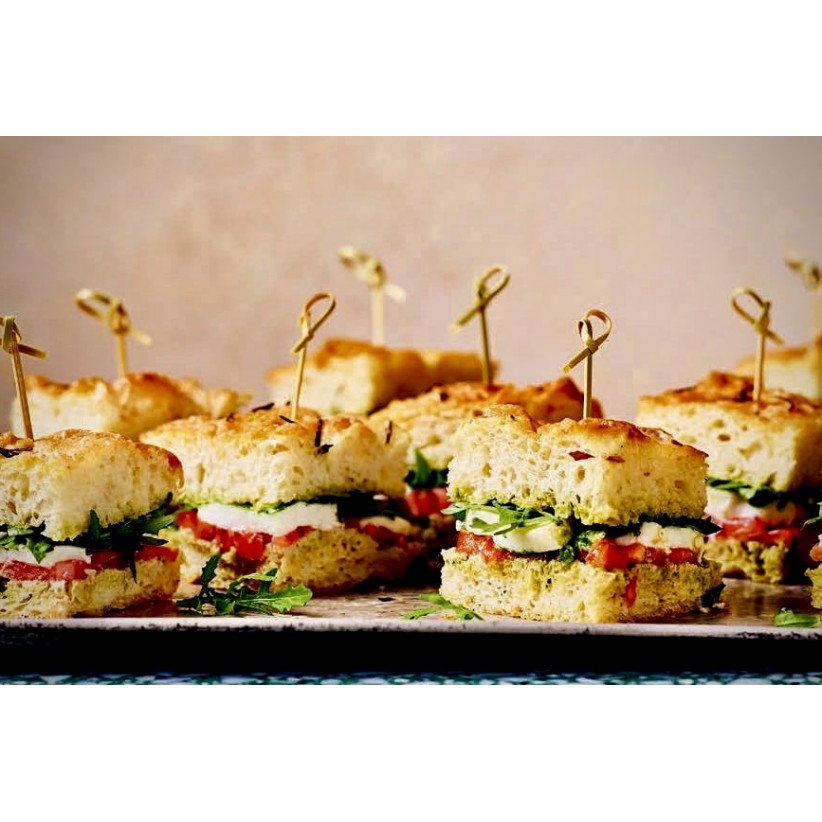 Πιατέλα 20 τμχ μικρές focaccia caprese με φρέσκια μοτσαρέλα, ντομάτα, ρόκα και spread βασιλικού