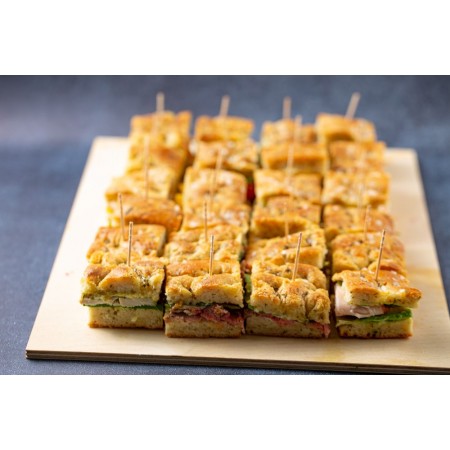 Πιατέλα 20 τμχ μικρές focaccia mortadella bologna pistacchio, salsa di formaggio al pesto, ντομάτα, ρόκα