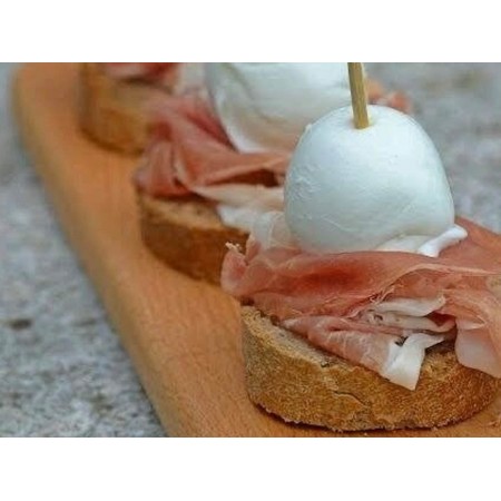 Πιατέλα 20 τμχ καναπεδάκια ολικής με φρέσκια mozzarella, prosciutto crudo και σως βασιλικού