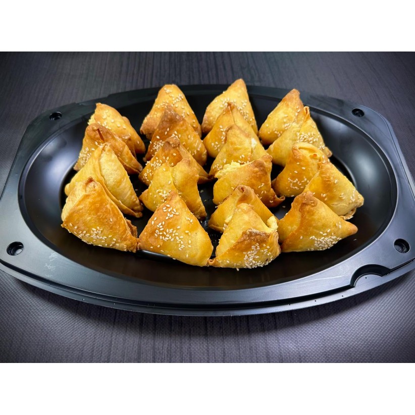 Πιατέλα 20 τμχ Θρακιώτικα τρίγωνα τυροπιτάκια με φέτα και σουσάμι