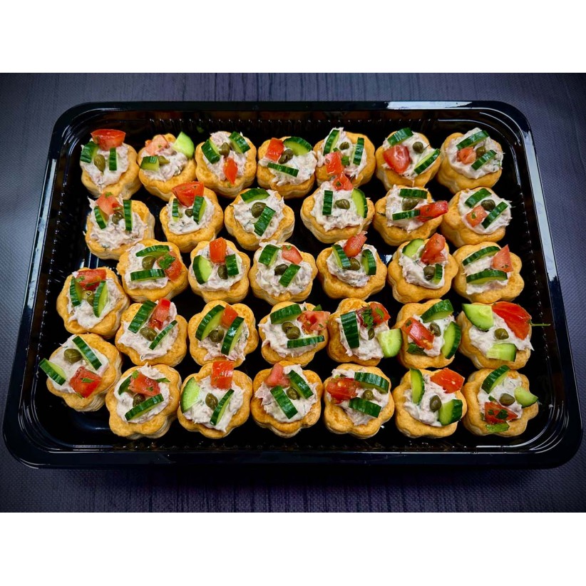Πιατέλα 20 τμχ καναπεδάκια vol-au-ved τόνου με αγγούρι και ντοματίνι