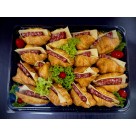 Πιατέλα 15 τμχ μικρά κρουασάν σαλάμι Θάσου, γκούντα, απαλή σως μουστάρδας  