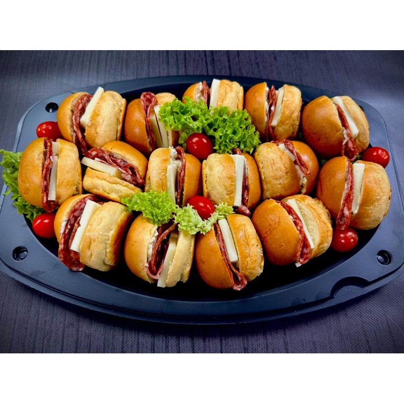 Πιατέλα 10 τμχ μικρά μπριόζ με σαλάμι θάσου, γραβιέρα Κρήτης, σως φέτας αρωματισμένη με θυμάρι 